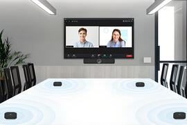Besprechungstisch mit Audiofiltern und Konferenz-Display