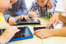 Grundschüler mit iPADs