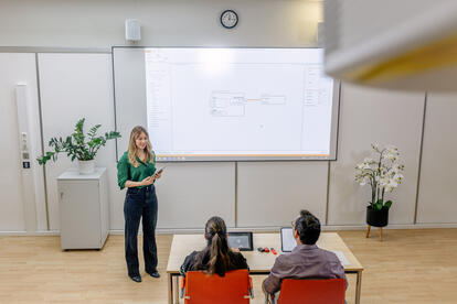 Deckenbeamer projeziert auf Whiteboard, Berufsschul-Situation