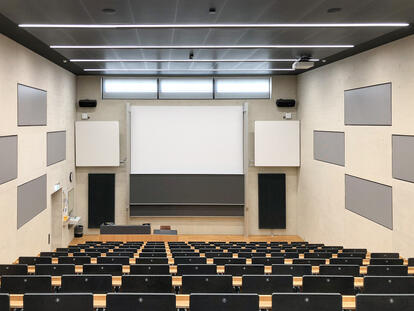 Leinwand und 2 Projektionsflächen in einem Hörsaal