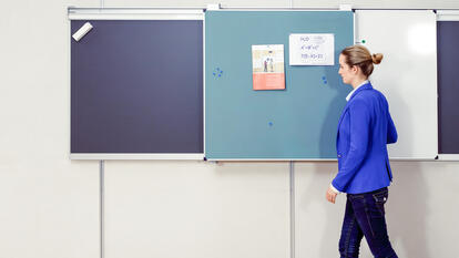 Lehrerin vor Flexiclass-Tafelsystem - verschibbare Boards, grüne Tafel, Whiteboard und Blackboard