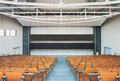 Hörsaal Ansicht von hinten mit Hörsaalanlage TU München Garching