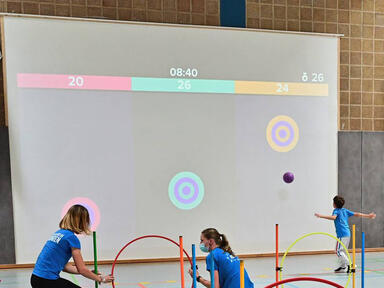 Interaktive Projektion Torwand, Kind spielt Ball